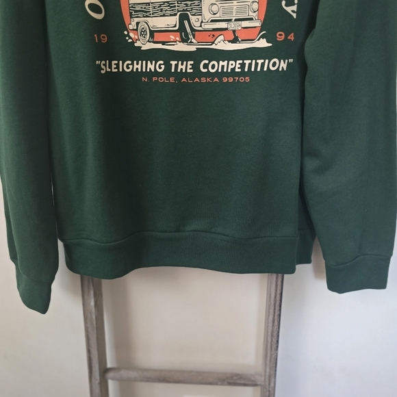 ⭐️40% Off⭐️ Old Navy Men's Graphic Holiday Crewneck Sweatshirt - Picture 5 of 10